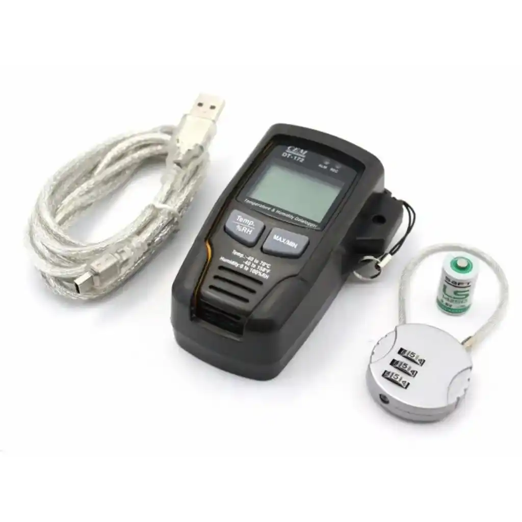 Kit completo que consta de un termohigrómetro data logger con su funda soporte, un cable USB, una pila y un candado de combinación numérica, encima de una mesa blanca