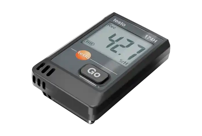 Vista en perspectiva del mini data logger Testo 174H en su variante de color negro